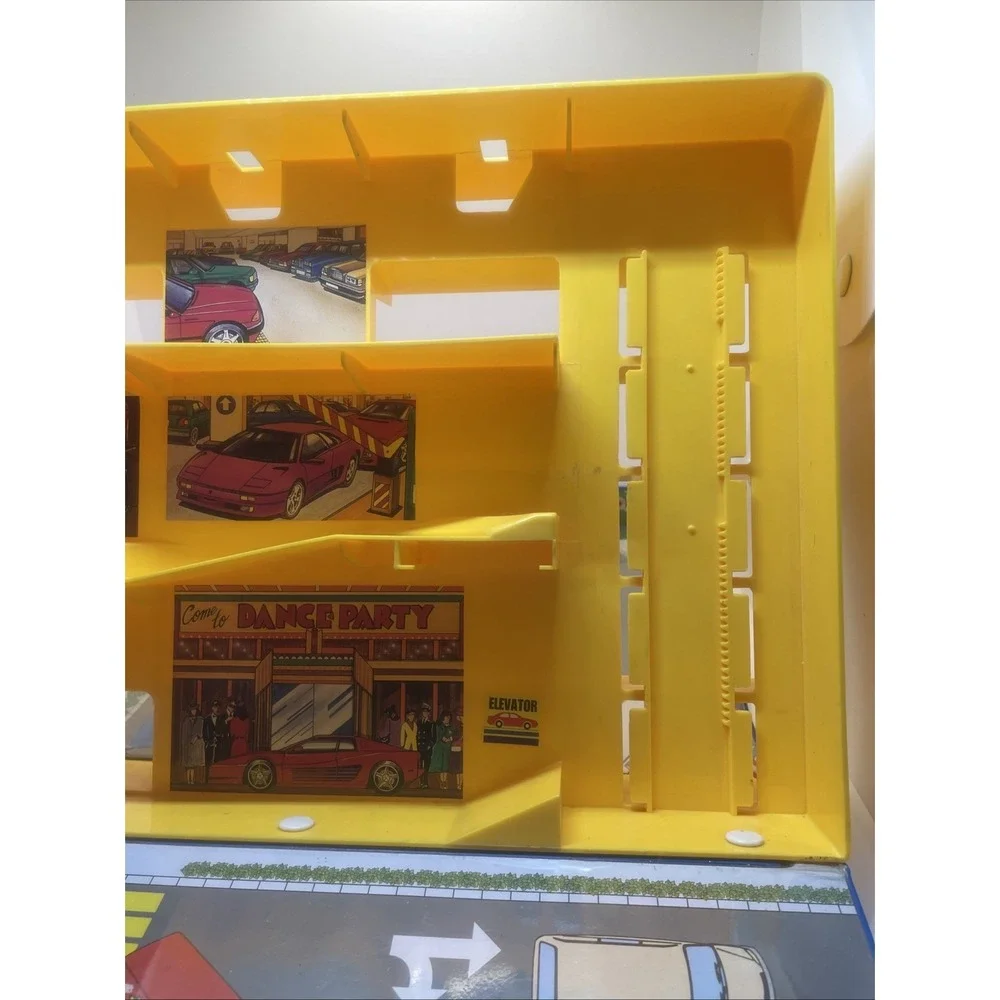 Toys “R” Us carrying case